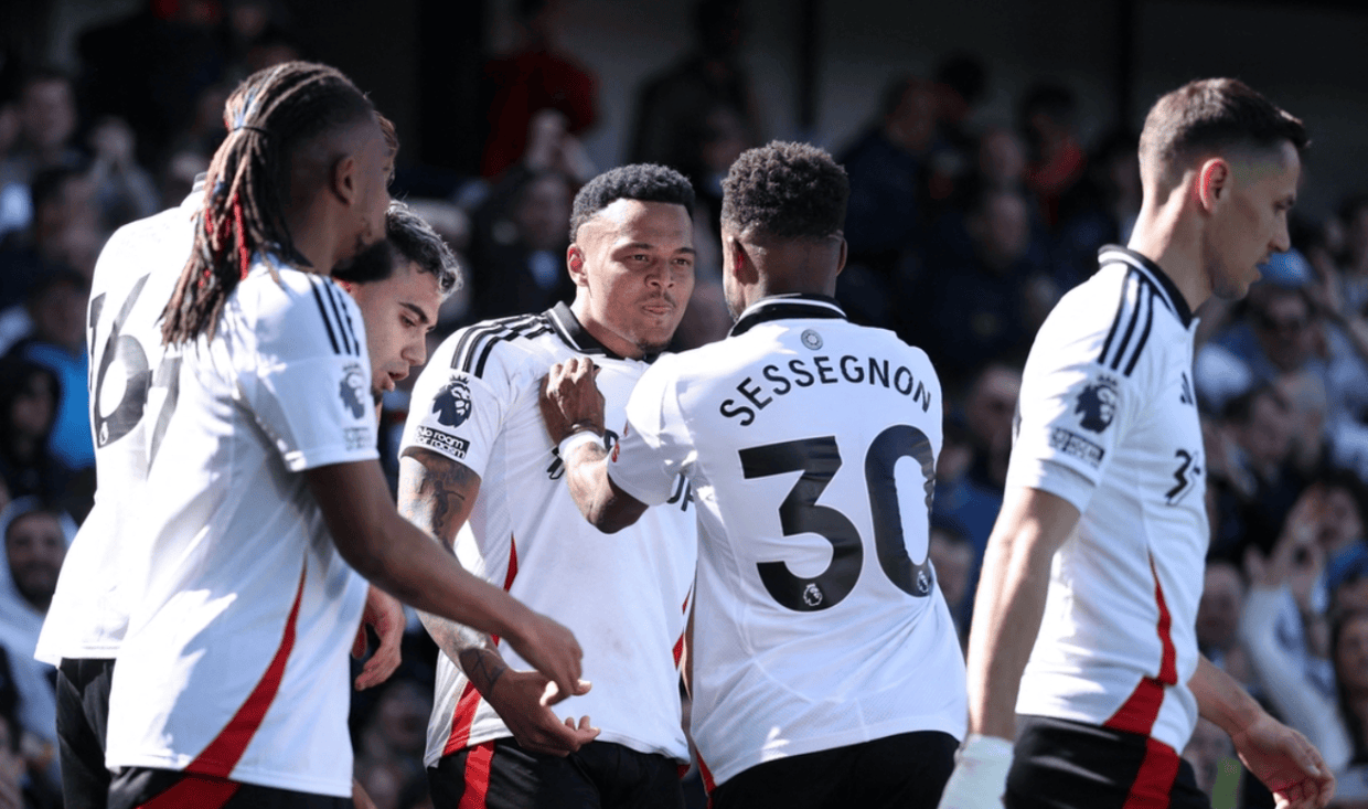 爆大冷！英超领头羊倒下，被灌3球太罕见，斯洛特不敢相信